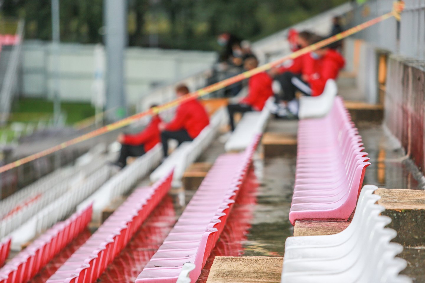 Tuščios Marijampolės stadiono tribūnos – UEFA atributas<br> G.Bitvinsko nuotr.