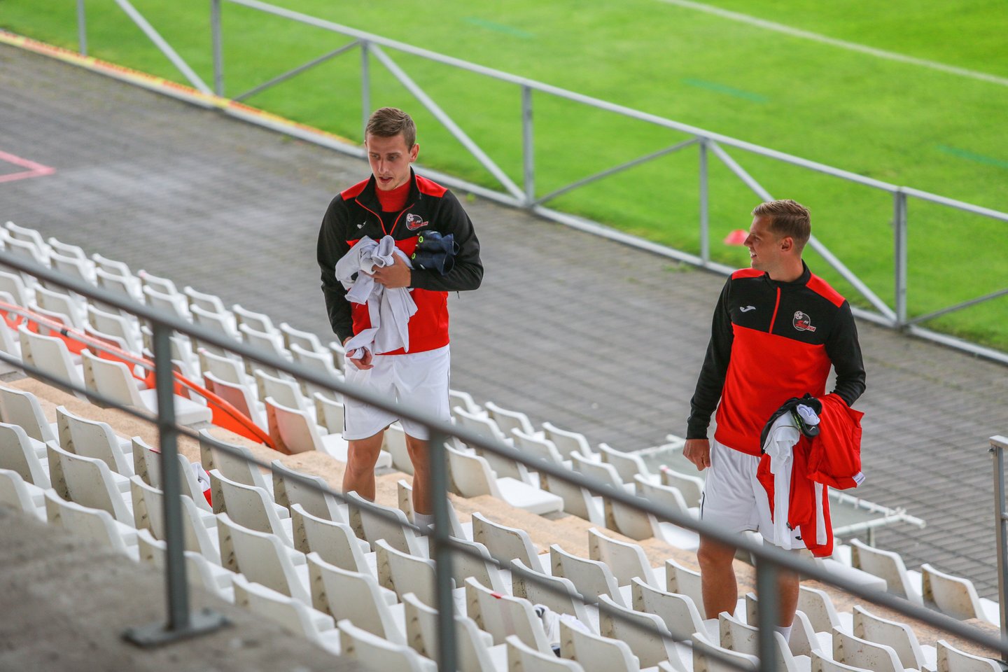 Tuščios Marijampolės stadiono tribūnos – UEFA atributas<br> G.Bitvinsko nuotr.