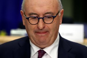 ES prekybos komisaras Ph. Hoganas atsistatydins dėl COVID-19 prevencijos pažeidimo