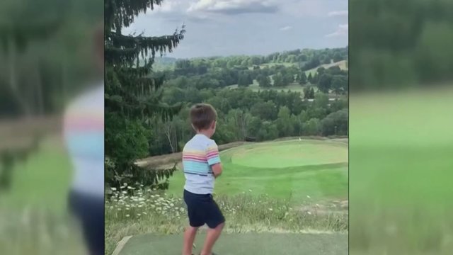 Užfiksuotas stulbinantis keturmečio talentas: golfą žaidžia tarsi profesionalus sportininkas