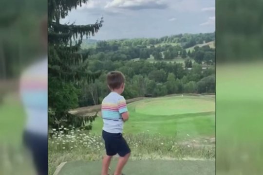Užfiksuotas stulbinantis keturmečio talentas: golfą žaidžia tarsi profesionalus sportininkas