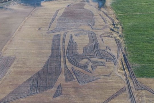 Plyname lauke – milžiniško dydžio portretas: mini svarbaus mūšio metines