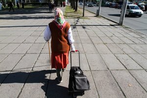 Močiutę iš namų metęs anūkas nieko nepešė – teismas pagailėjo sunkiai sergančios senolės