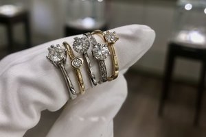 Brangakmenių revoliucija: kada natūralius deimantus pakeis dirbtiniai?