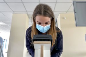 Lietuvoje nuo koronaviruso mirė dar vienas žmogus, naujų atvejų skaičių išpūtė židiniai