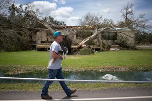 Uraganas „Laura“ nusilpo iki atogrąžų audros