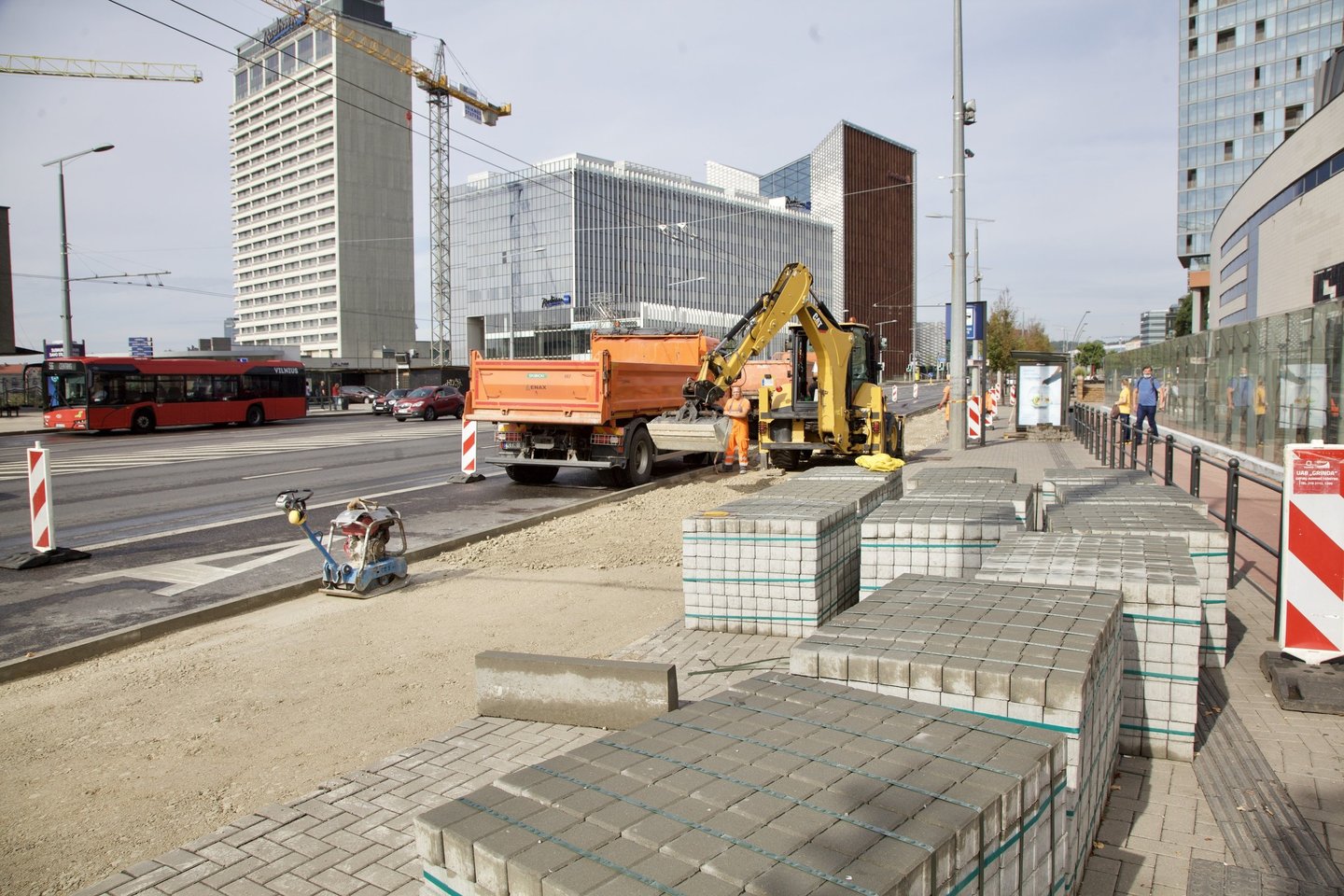 Vieną didžiausių viešojo transporto keleivių srautų Vilniuje sugeneruojančioje „Europos aikštės“ stotelėje vyksta rekonstrukcijos darbai.<br>Kastyčio Mačiūno nuotr.