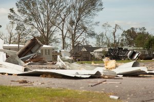 Skaičiuoja uragano „Laura“ aukas: JAV žuvo 6 žmonės, katastrofinės žalos išvengta