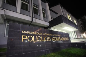 Marijampolės apskr. pareigūnas apkaltintas smurtu prieš moterį