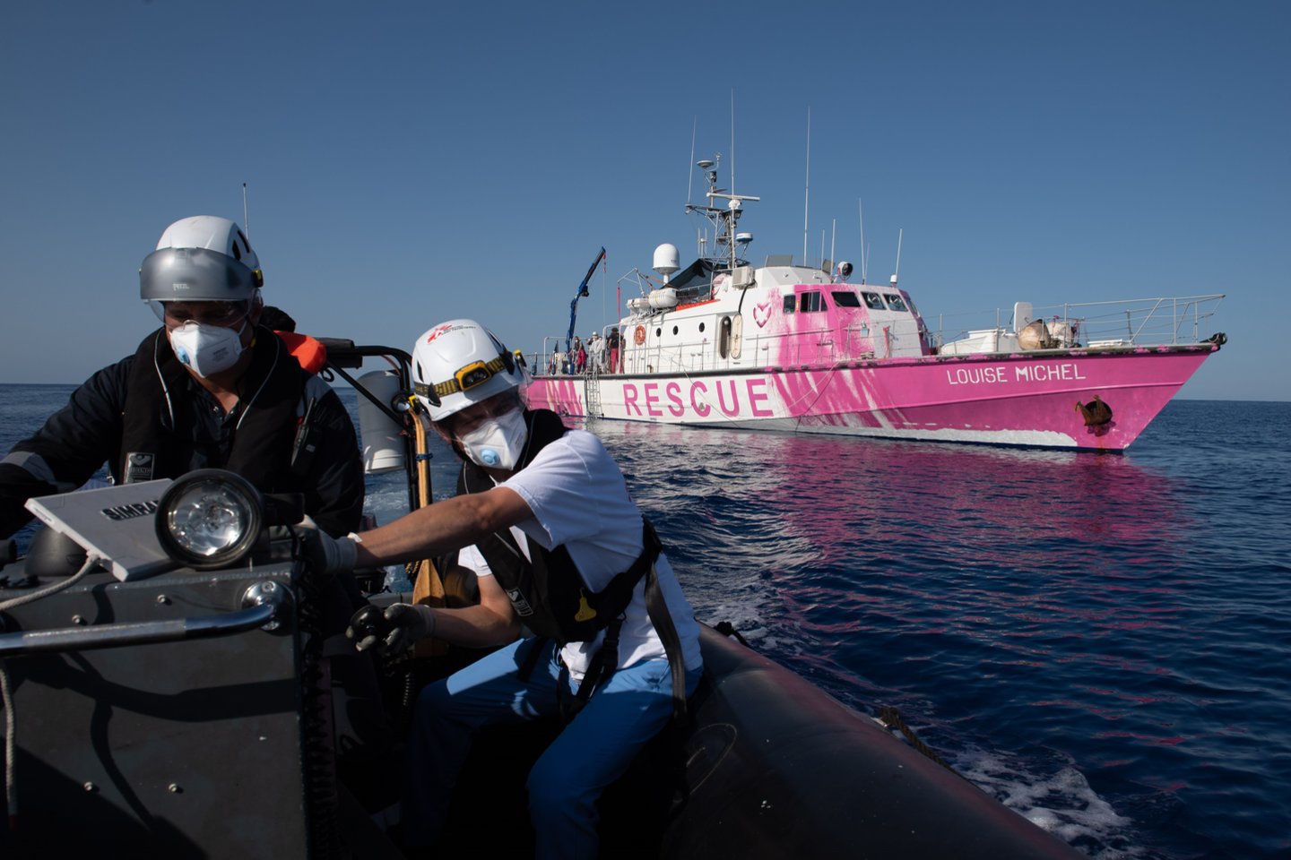  Banksy finansuoja pabėgėlių gelbėjimo laivą Viduržemio jūroje.  <br> AFP/Scanpix nuotr.