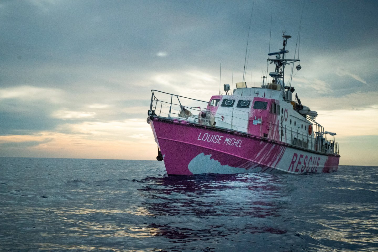  Banksy finansuoja pabėgėlių gelbėjimo laivą Viduržemio jūroje.  <br> Reuters/Scanpix nuotr.