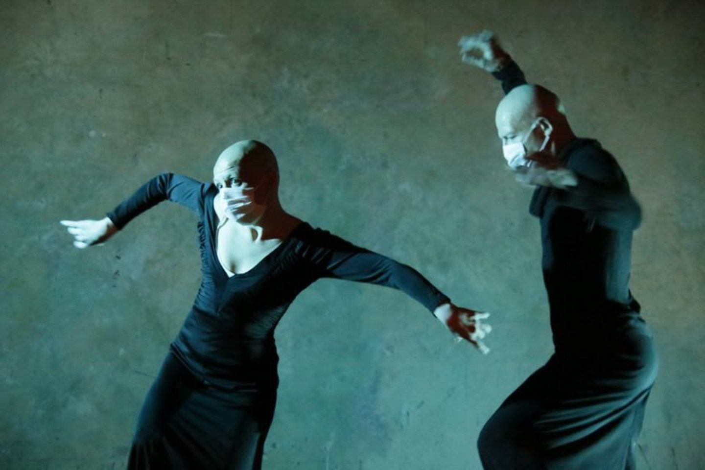 Šokio teatro „Okarukas“ šokejai kuria dviejų žmonių istoriją žiūrovų vaizduotėje.