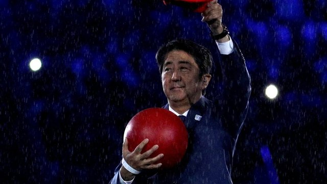 Atsistadydina Japonijos premjeras Shinzo Abe: atsinaujino žarnyno liga