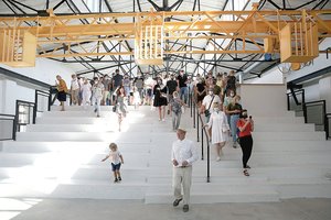 Dūmai iš fabriko neberūksta, tačiau gyvenimas nesustojo