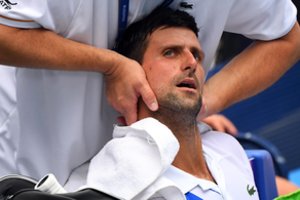 Kelyje į finalą N. Džokovičius įveikė kaklo skausmus, o N. Osaka persigalvojo ir žaidė pusfinalį