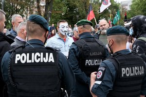Keli šimtai žmonių Vilniuje protestavo prieš kaukių devėjimą ir reikalavo A. Verygos atsistatydinimo