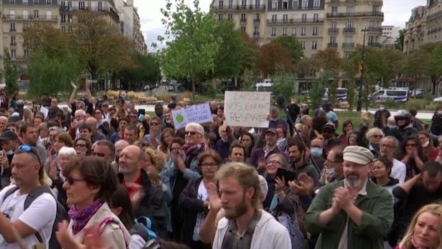 Paryžiuje susirinko keli šimtai situacija nepatenkintų gyventojų: protestavo prieš kaukes