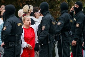 Minske per moterų protesto akciją sulaikomi demonstrantai, žurnalistai