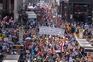 Vokiečių vyriausybė smerkia „nepriimtiną“ elgesį koronaviruso skeptikų demonstracijoje