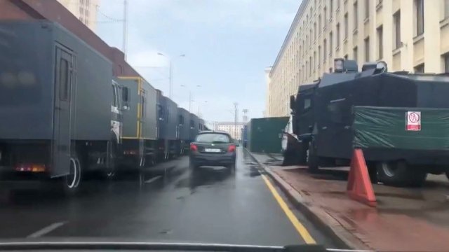 Paviešinti vaizdai iš Minsko: į centrą vežama speciali technika protestams tramdyti