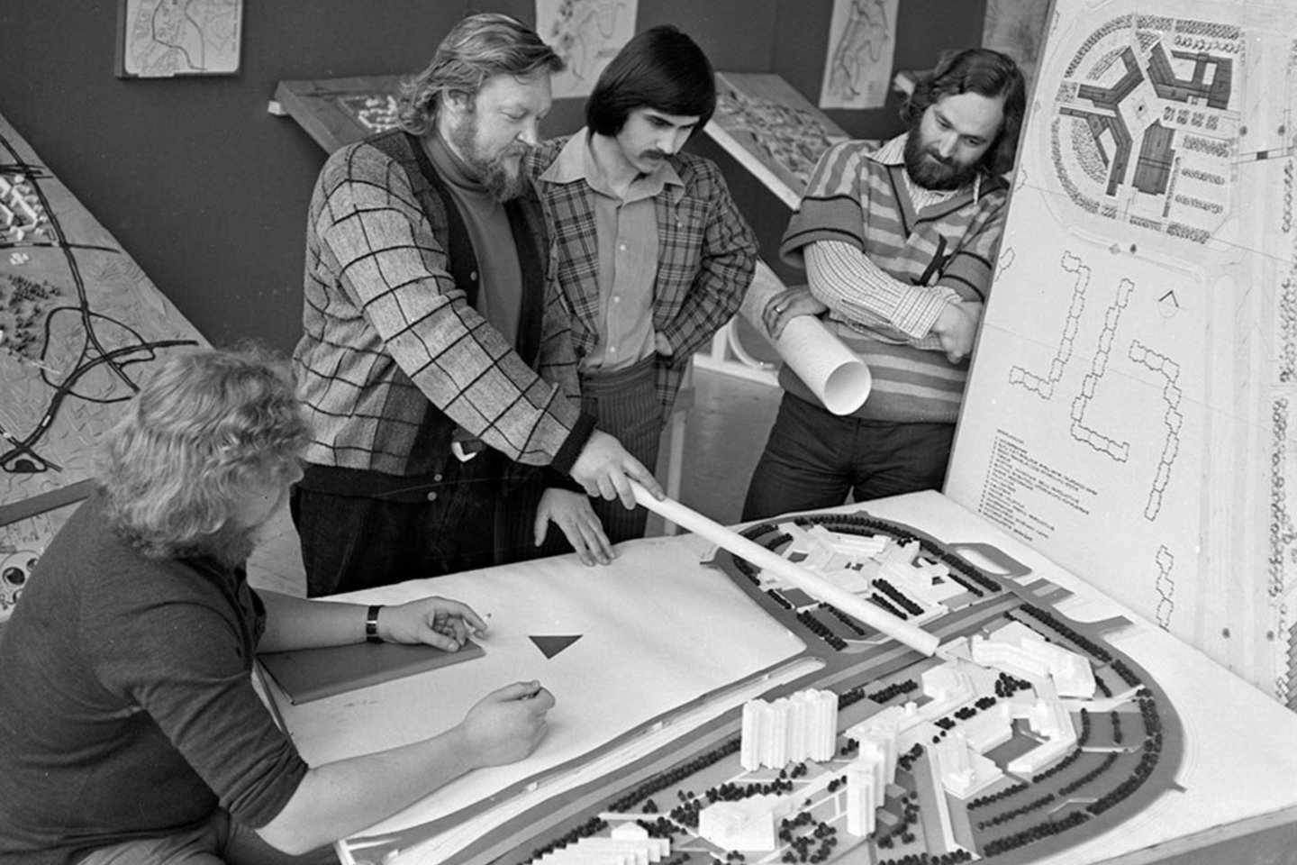 G.Baravykas su jaunesniais kolegomis N.Girčiu, G.Ramuniu ir K.Pempe projektuoja Šeškinės gyvenamojo rajono visuomeninį centrą, 1977 m.<br>A.Palionio nuotr. (Lietuvos centrinis valstybės archyvas)