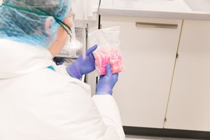 Su persirgusiųjų koronavirusu kraujo plazma nuo šios ligos Lietuvoje gydyti aštuoni pacientai