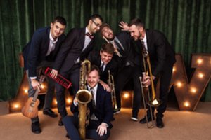 Vos pasirodęs džiazo grupės „The Schwings Band“ albumas jau tapo bestseleriu