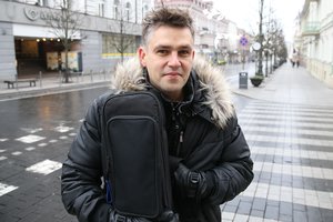 Lietuvai „Eurovizijoje“ atstovavęs A. Pojavis grįžo į Lietuvą: baiminasi dėl italės žmonos ir dukrų