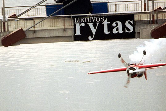 2000 m. akrobatinio skraidymo pasaulio čempionas Jurgis Kairys Kaune po pėsčiųjų Karaliaus Mindaugo tiltu atliko skrydį aukštyn ratais. Tai buvo pirmas toks skrydis pasaulio istorijoje.<br>A.Barzdžiaus nuotr.