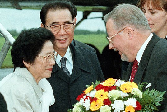 2000 m. su vizitu į Vilnių atvyko Kinijos parlamento vadovas Li Pengas. Vizito programa dėl Vilniuje posėdžiaujančio tribunolo komunizmo nusikaltimams tirti Kinijos prašymu buvo sutrumpinta nuo dviejų dienų iki kelių valandų.<br>P.Lileikio nuotr.