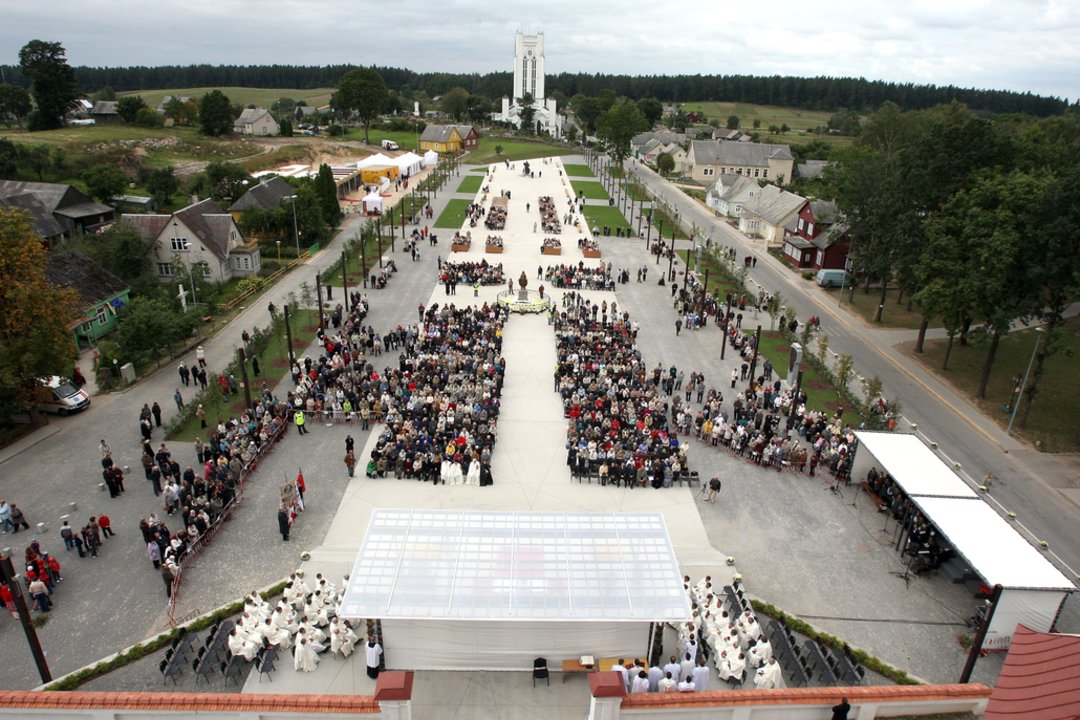2003 m. minint popiežiaus Jono Pauliaus II vizito dešimtmetį Šiluvoje pašventintas ir atidarytas Šiluvos dvasinis centras, kuriam suteiktas Jono Pauliaus II vardas.<br>G.Šiupario nuotr.