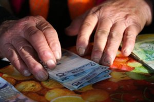 Neramumų apimtoje Baltarusijoje smunka valiutos kursas, IT milžinės svarsto trauktis