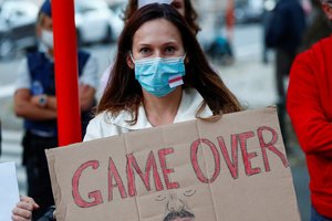 Milžiniškus protestus užvaldė moterys: OMON būriai prieš baltaruses pasijuto bejėgiai