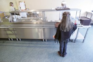 Švietimo įstaigose keičiasi maitinimo tvarka: moksleiviai valgys ne valgyklose, o klasėse