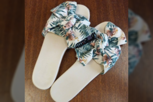 Mobilųjį telefoną nuteistoji slėpė šlepečių kaspinėlyje