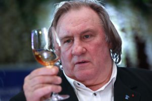 Prie vairo neblaivus pagautas Gerard'as Depardieu prisiekinėjo meilę Vladimirui Putinui