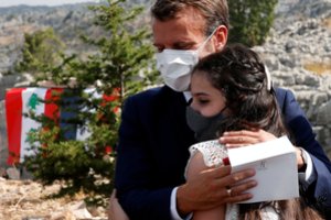 E. Macronas sako esąs pasirengęs surengti naują pagalbos Libanui konferenciją