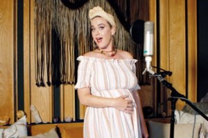 Katy Perry parodė savo kūną praėjus vos 5 dienoms po gimdymo