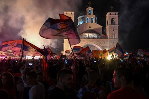 Juodkalnijoje tūkstančiai opozicijos šalininkų išėjo švęsti „pergalės“ rinkimuose