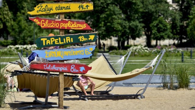 Ardomas Lukiškių aikštės paplūdimys: Seimo nariai džiaugiasi, o vilniečiai žvelgia su nostalgija