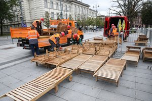 Sostinėje pradėtas ardyti daug diskusijų sukėlęs Lukiškių aikštės paplūdimys