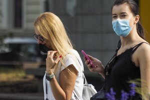 Augant koronaviruso rodikliams, psichiatras perspėja: svarbu neprarasti socialinių ryšių