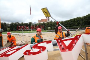 Atostogos Vilniuje baigėsi: Lukiškių aikštėje išardytas paplūdimys