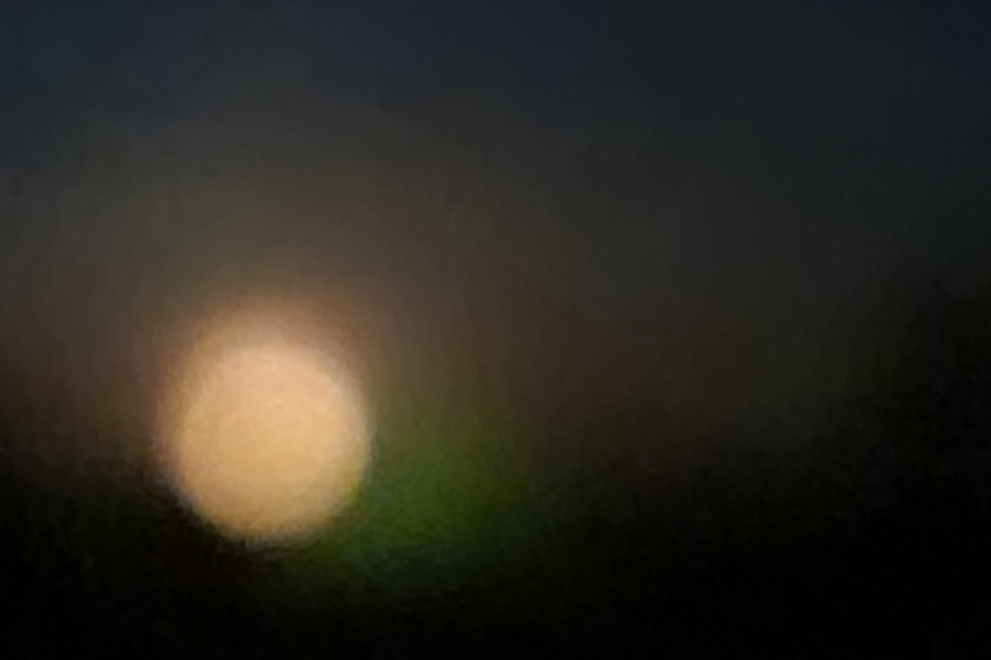  Bandymas fotografuoti Mėnulį su 10x priartinimu. Nesėkmė.<br> A. Rutkausko nuotr.