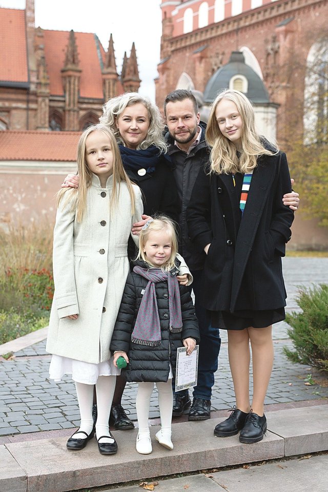 J.Bareikis su žmona Dominyka augina tris dukras: Severiją (iš kairės), Liuciją ir Barborą.<br>Asmeninio archyvo nuotr.