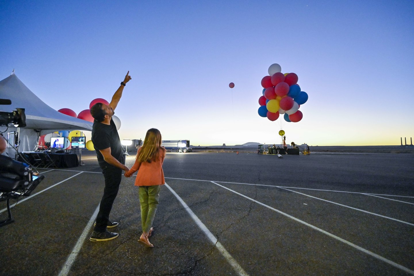Trečiadienį amerikiečių iliuzionistas Davidas Blaine'as su 52 helio pripildytais oro balionais pakilo į daugiau kaip 7,5 kilometro aukštį, o paskui nusileido parašiutu. Triukas „Pakilimas“ buvo atliktas virš dykumos Arizonos valstijoje.<br> AFP/Scanpix nuotr.