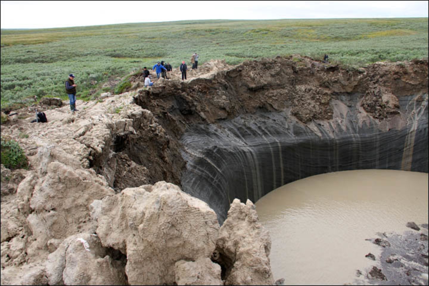  Tirpstant amžinajam įšalui, Sibire sprogo nežinia kiek metų įšale glūdėjusi metano dujų sankaupa – dabar toje vietoje atsivėrė įspūdingas 50 m gylio krateris.<br>  „The Siberian Times“ nuotr.