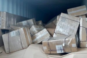 Muitininkai traukinyje aptiko cigarečių kontrabandą: buvo slepiama pieno miltelių krovinyje