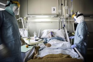 Jungtinėje Karalystėje COVID-19 užsikrėtusių skaičiai šoko į viršų: tokių nebuvo nuo birželio