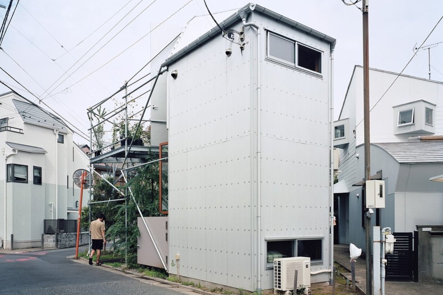 Architektų biuras „Suzuko Yamada Architects“ 138 kv. m ploto namą, pavadintą „Daita 2019“, Tokijuje, Japonijoje apstatė plieninių vamzdžių ir platformų karkasu, kurį, anot architektų, galima modifikuoti atsižvelgiant į kasdienio gyvenimo poreikius.<br>Yurika Kono / archdaily.com nuotr.